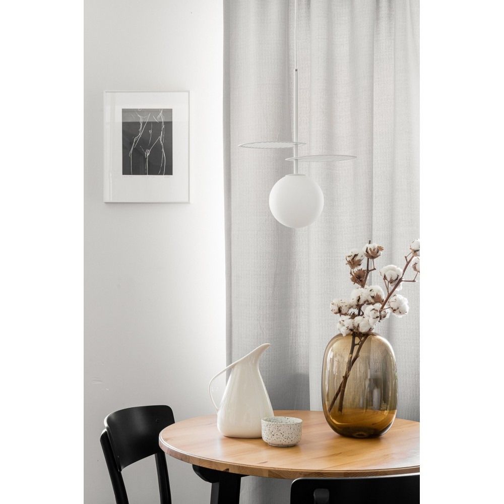 Suspension Fyllo base en métal et détail feuille avec diffuseur en verre opale au design contemporain par Ummo Lighting Suspension Fyllo base en métal et détail feuille avec diffuseur en verre opale au design contemporain par Ummo Lighting