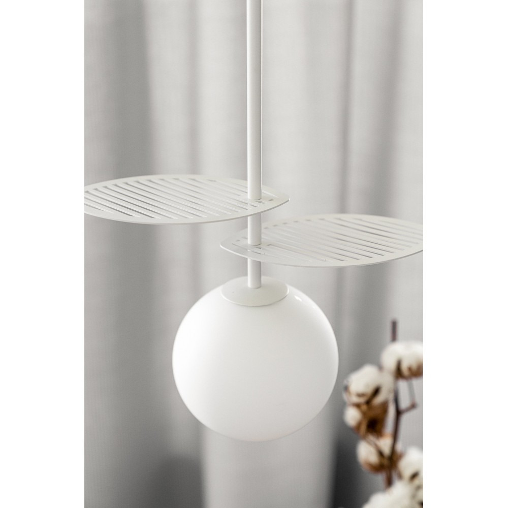 Suspension Fyllo base en métal et détail feuille avec diffuseur en verre opale au design contemporain par Ummo Lighting Suspension Fyllo base en métal et détail feuille avec diffuseur en verre opale au design contemporain par Ummo Lighting