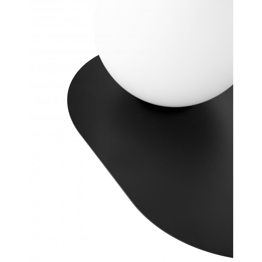 Applique murale Hanea base en métal ovale avec diffuseur en verre blanc opale au design contemporain par Ummo lighting Applique murale Hanea base en métal ovale avec diffuseur en verre blanc opale au design contemporain par Ummo lighting
