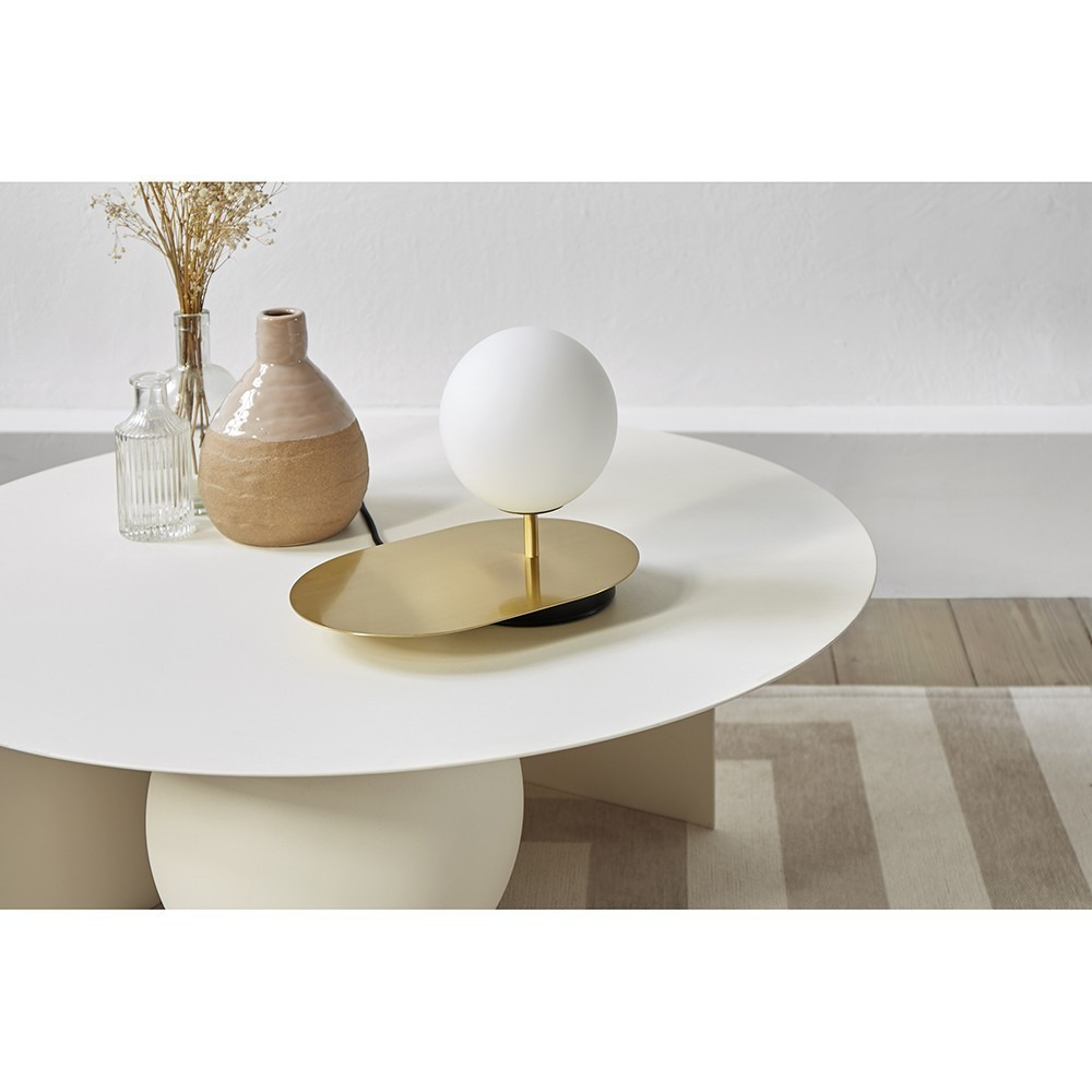 Lampe à poser Hanea base en métal ovale avec diffuseur en verre blanc opale au design contemporain par Ummo lighting