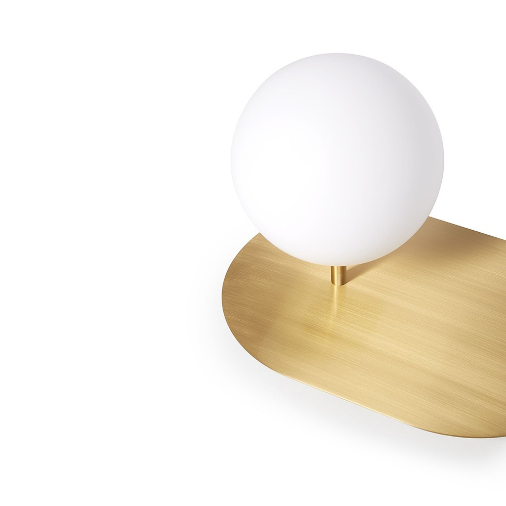 Lampe à poser Hanea base en métal ovale avec diffuseur en verre blanc opale au design contemporain par Ummo lighting