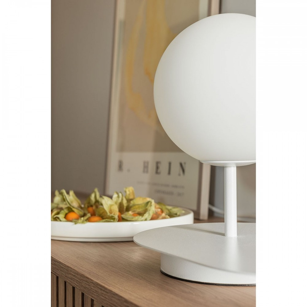 Lampe à poser Hanea base en métal ovale avec diffuseur en verre blanc opale au design contemporain par Ummo lighting