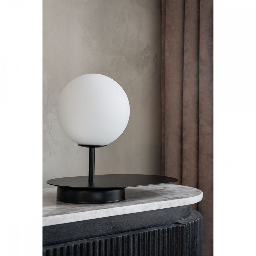 Lampe à poser Hanea base en métal ovale avec diffuseur en verre blanc opale au design contemporain par Ummo lighting