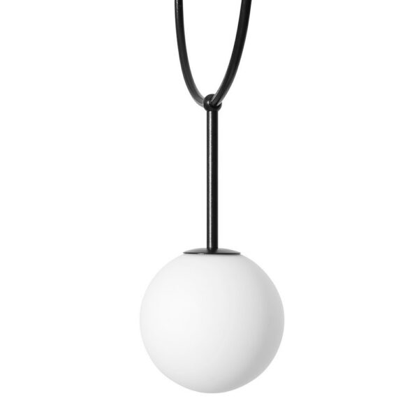 Suspension Isuulla base en métal et détail ronde avec abat-jour en verre opale suspendu au design contemporain par Ummo lighting