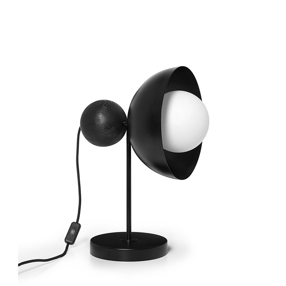 Lampe à poser Kello cadre en métal détail boule en bois au design contemporain par Ummo lighting
