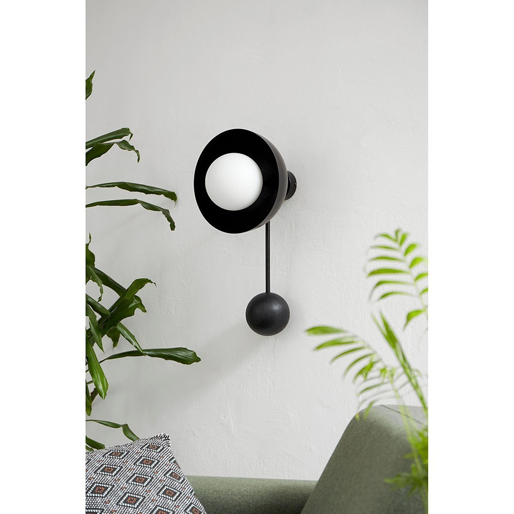 Applique murale Kello cadre en métal détail boule en bois au design contemporain par Ummo lighting Applique murale Kello cadre en métal détail boule en bois au design contemporain par Ummo lighting