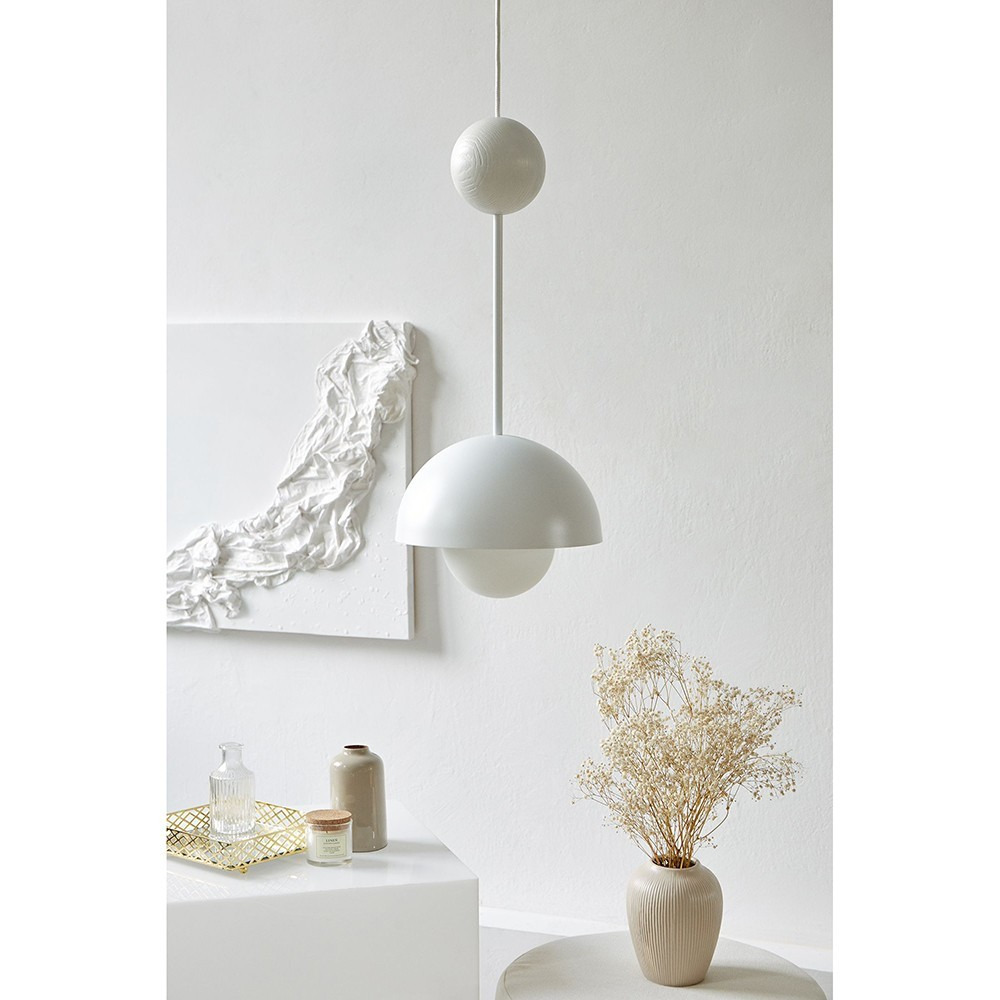 Suspension Kello cadre en métal avec détail boule en bois au design contemporain par Ummo lighting Suspension Kello cadre en métal avec détail boule en bois au design contemporain par Ummo lighting
