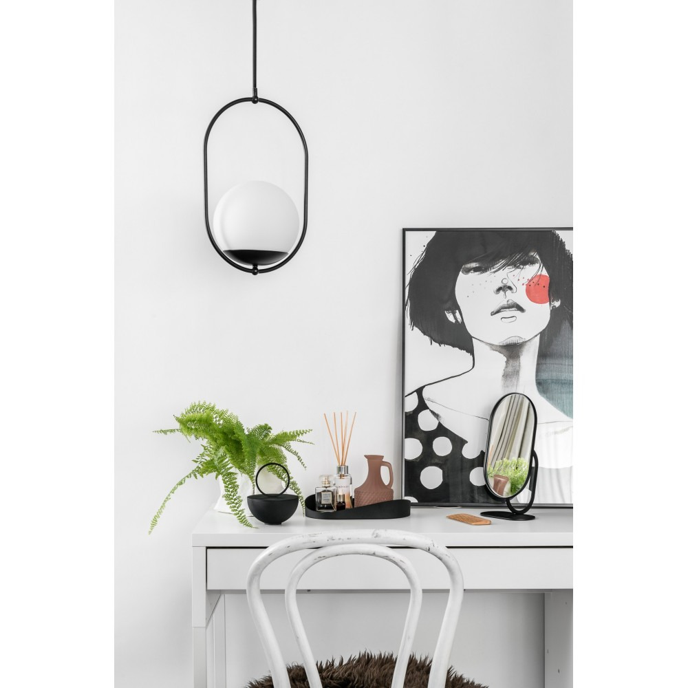 Suspension Koban cadre en métal en forme d'ellipse et diffuseur en verre au design contemporain par Ummo lighting Suspension Koban cadre en métal en forme d'ellipse et diffuseur en verre au design contemporain par Ummo lighting