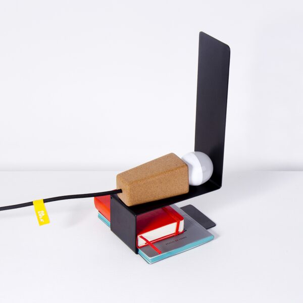 Lampe à poser aimantée Glint noir en liège et métal par Filipa Mendes & Gustavo Macedo