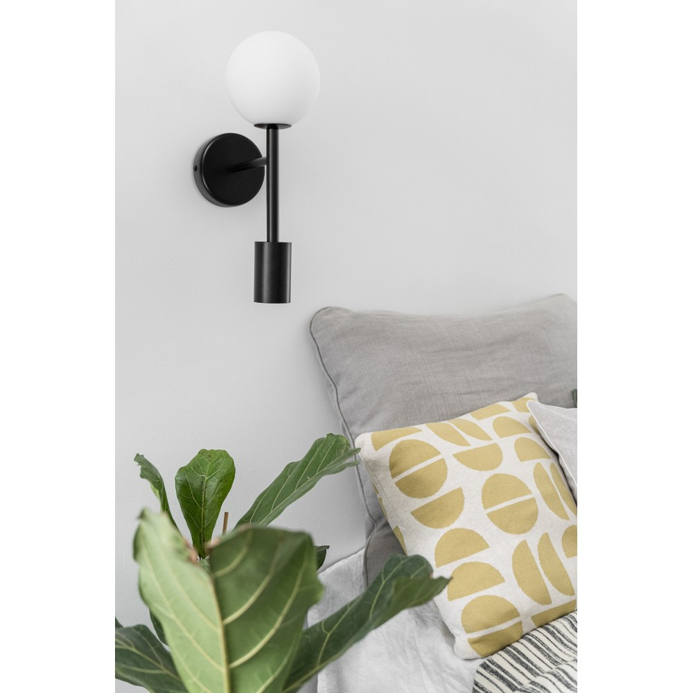 Applique murale Kop base en métal avec diffuseur en boule de verre et tubulaire au design contemporain par Ummo Lighting Applique murale Kop base en métal avec diffuseur en boule de verre et tubulaire au design contemporain par Ummo Lighting