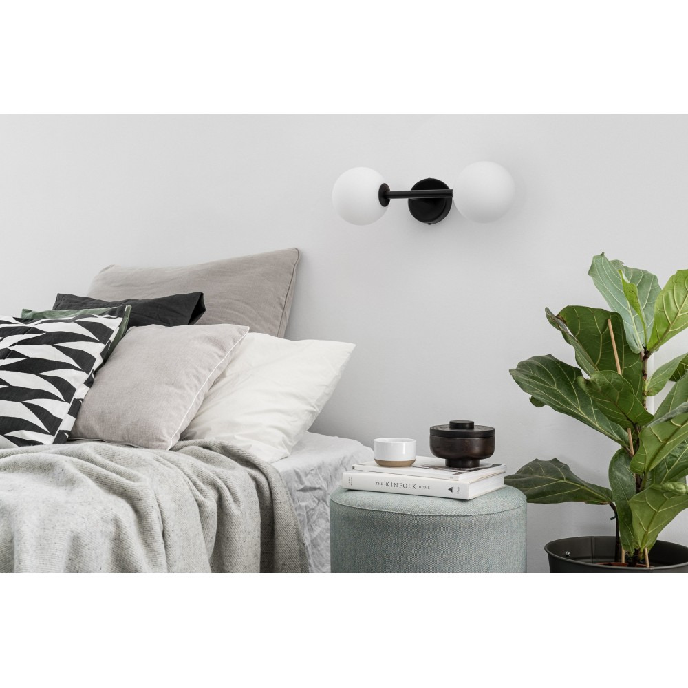 Applique murale Kop cadre en métal en forme de tube avec diffuseur en boule de verre au design contemporain par Ummo lighting Applique murale Kop cadre en métal en forme de tube avec diffuseur en boule de verre au design contemporain par Ummo lighting