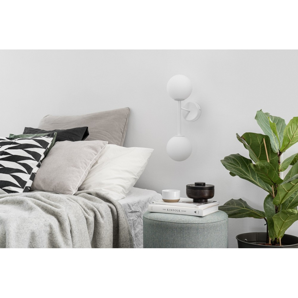 Applique murale Kop cadre en métal en forme de tube avec diffuseur en boule de verre au design contemporain par Ummo lighting Applique murale Kop cadre en métal en forme de tube avec diffuseur en boule de verre au design contemporain par Ummo lighting