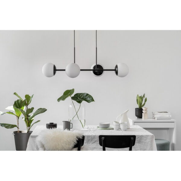 Suspension Kop base en métal linéaire avec diffuseur en boule de verre opale au design contemporain par Ummo Lighting