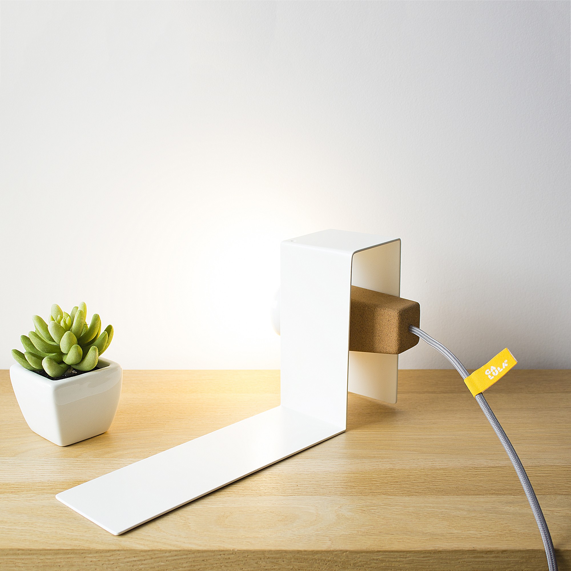 Lampe à poser aimantée Glint blanc en liège et métal par Filipa Mendes & Gustavo Macedo Lampe à poser aimantée Glint blanc en liège et métal par Filipa Mendes & Gustavo Macedo