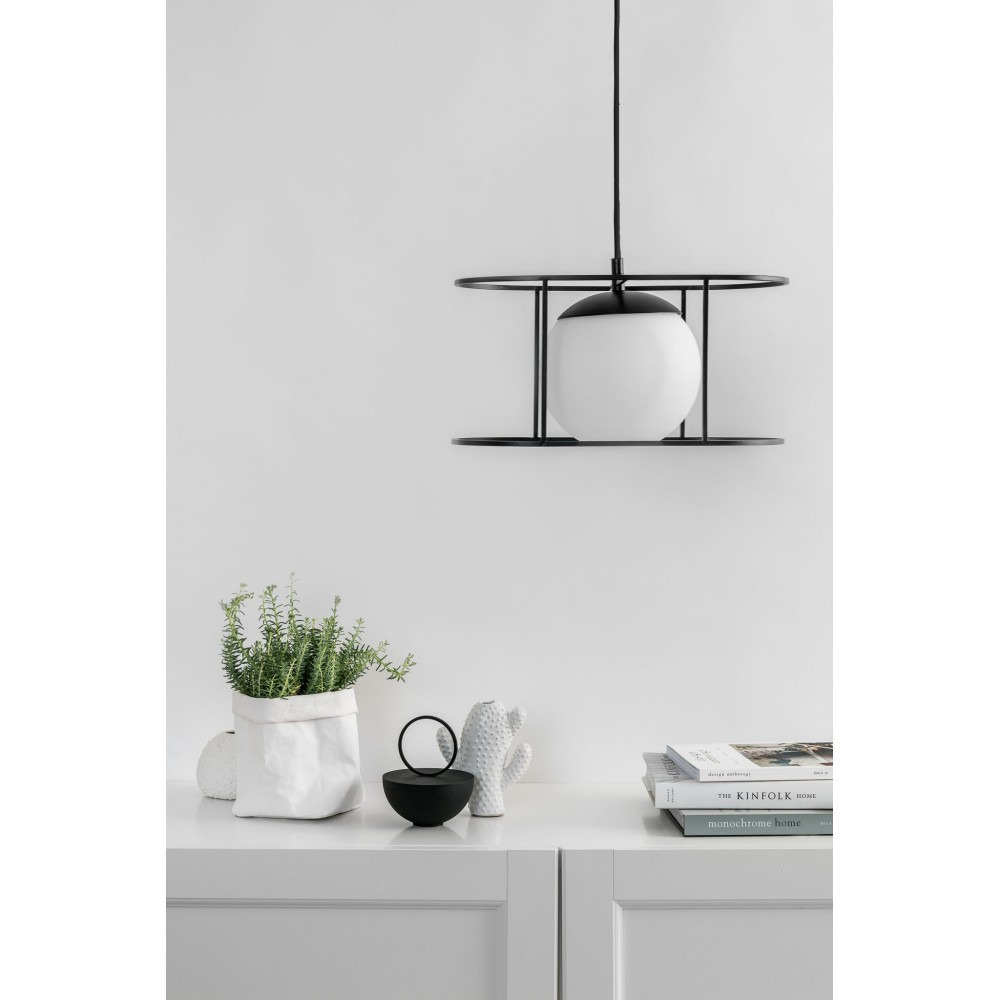 Suspension Kuglo cadre en métal avec diffuseur en boule de verre opale au design contemporain par Ummo Lighting Suspension Kuglo cadre en métal avec diffuseur en boule de verre opale au design contemporain par Ummo Lighting