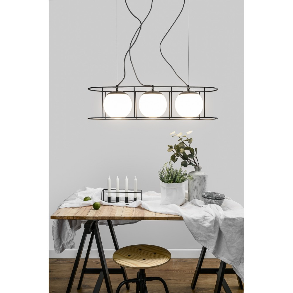 Suspension Kuglo cadre en métal avec 3 diffuseurs en boule de verre opale au design contemporain par Ummo Lighting Suspension Kuglo cadre en métal avec 3 diffuseurs en boule de verre opale au design contemporain par Ummo Lighting