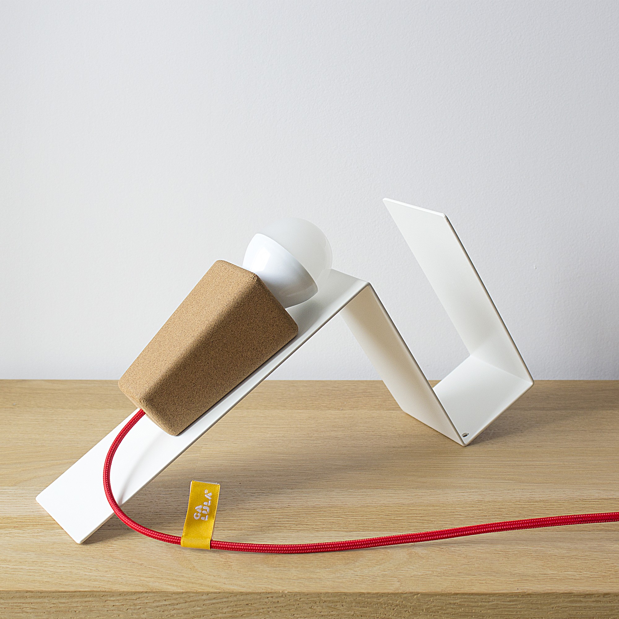 Lampe à poser aimantée Glint blanc en liège et métal par Filipa Mendes & Gustavo Macedo Lampe à poser aimantée Glint blanc en liège et métal par Filipa Mendes & Gustavo Macedo