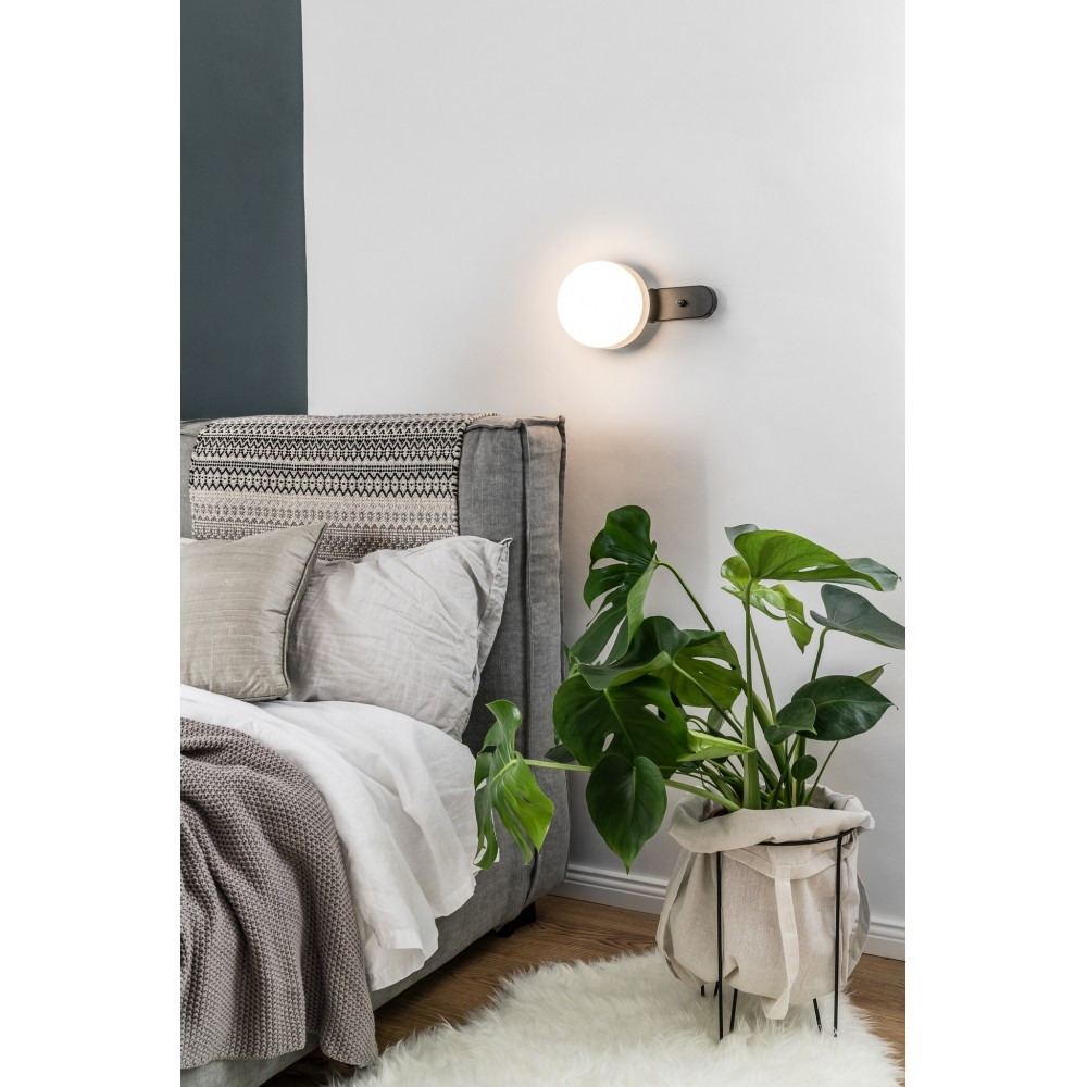 Applique murale Kuul base en métal en forme d'AirPod au design contemporain par Ummo Lighting Applique murale Kuul base en métal en forme d'AirPod au design contemporain par Ummo Lighting