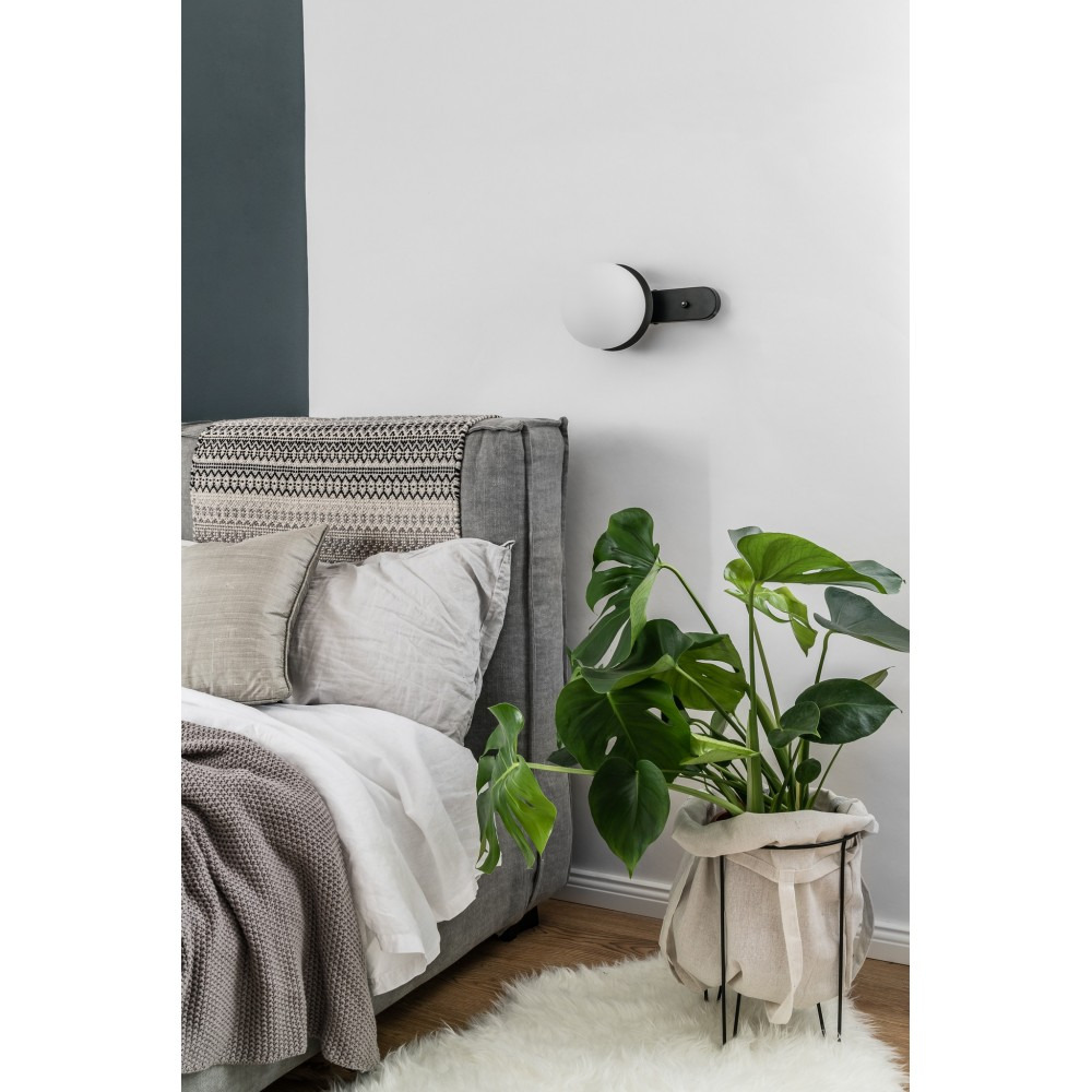 Applique murale Kuul base en métal en forme d'AirPod au design contemporain par Ummo Lighting Applique murale Kuul base en métal en forme d'AirPod au design contemporain par Ummo Lighting
