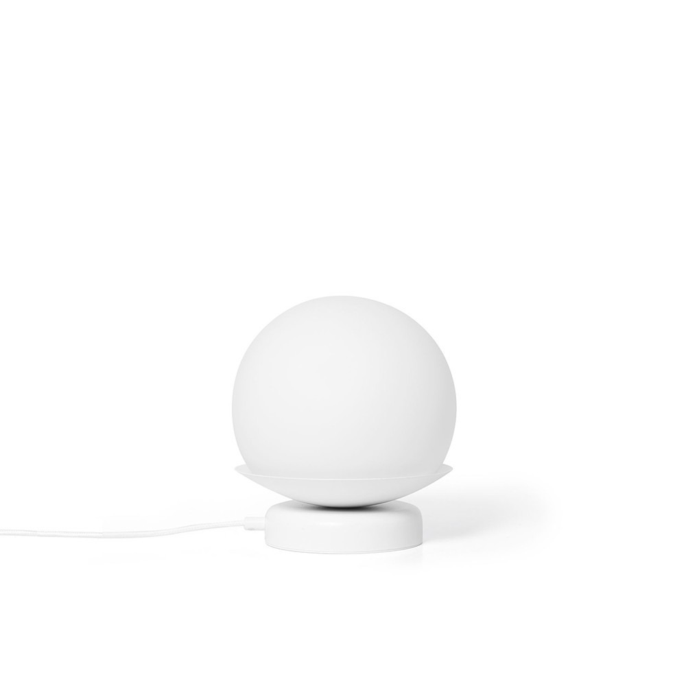 Lampe à poser Kuul base en métal avec diffuseur en boule de verre opale au design contemporain par Ummo Lighting Lampe à poser Kuul base en métal avec diffuseur en boule de verre opale au design contemporain par Ummo Lighting