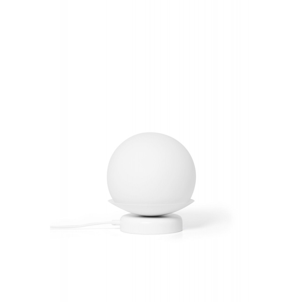 Lampe à poser Kuul base en métal avec diffuseur en boule de verre opale au design contemporain par Ummo Lighting Lampe à poser Kuul base en métal avec diffuseur en boule de verre opale au design contemporain par Ummo Lighting