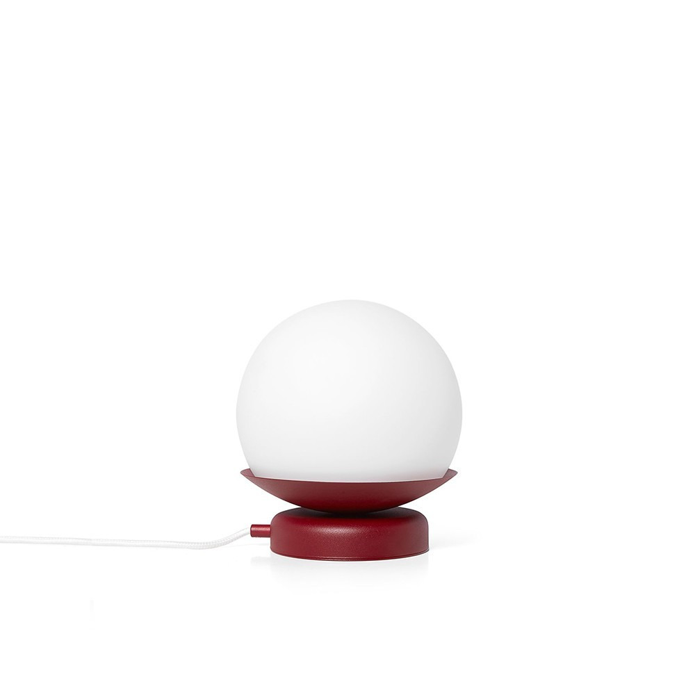 Lampe à poser Kuul base en métal avec diffuseur en boule de verre opale au design contemporain par Ummo Lighting Lampe à poser Kuul base en métal avec diffuseur en boule de verre opale au design contemporain par Ummo Lighting