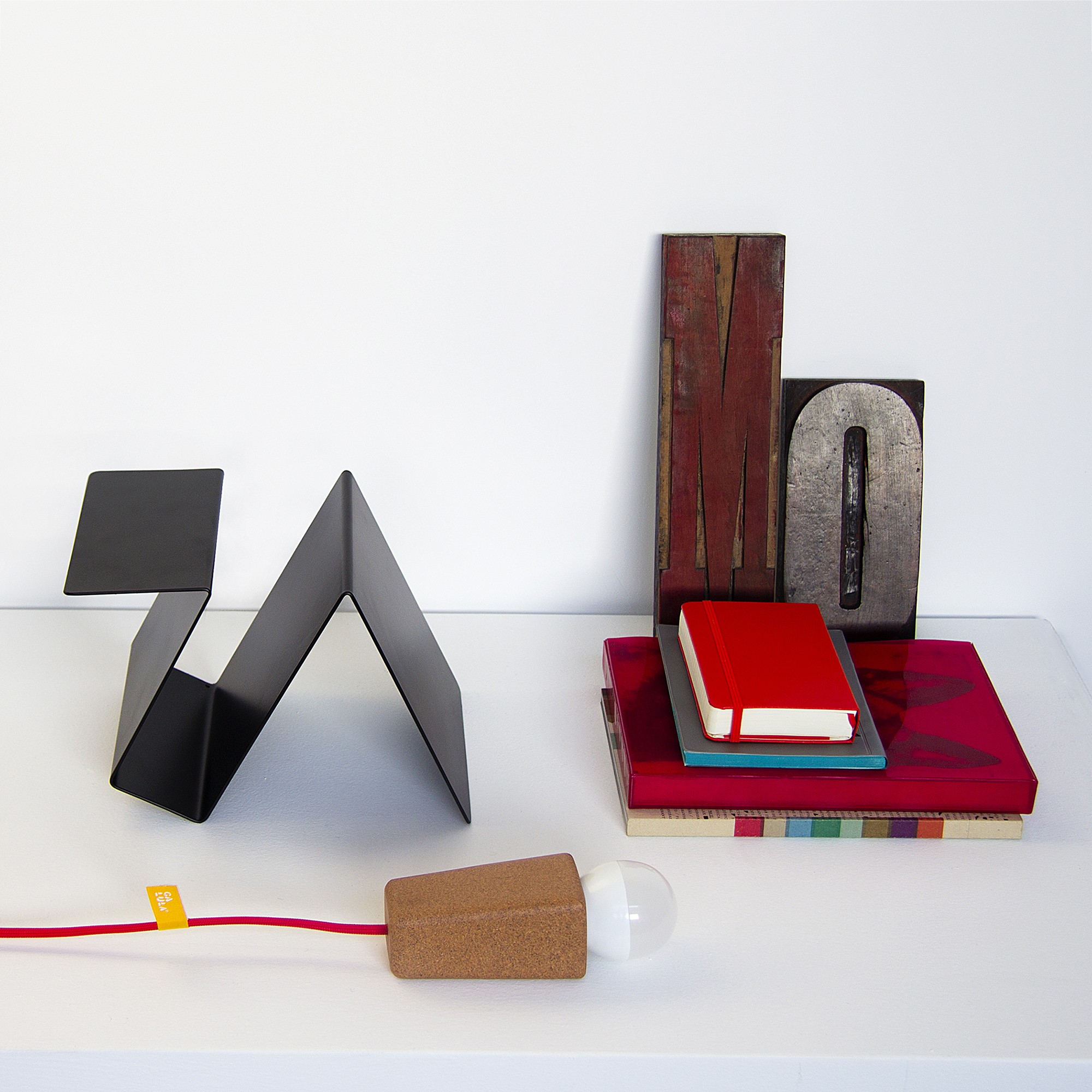 Lampe à poser aimantée Glint V2 noir en liège et métal par Filipa Mendes & Gustavo Macedo Lampe à poser aimantée Glint V2 noir en liège et métal par Filipa Mendes & Gustavo Macedo