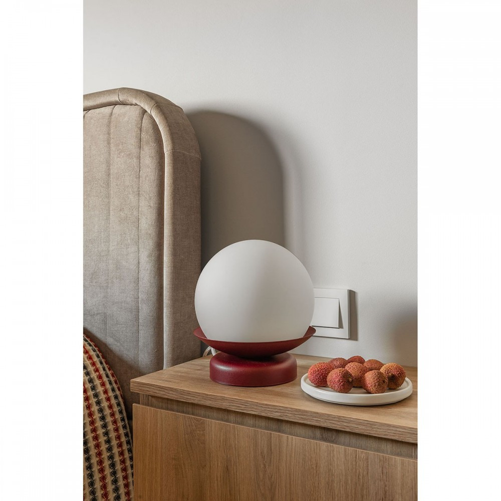 Lampe à poser Kuul base en métal avec diffuseur en boule de verre opale au design contemporain par Ummo Lighting Lampe à poser Kuul base en métal avec diffuseur en boule de verre opale au design contemporain par Ummo Lighting