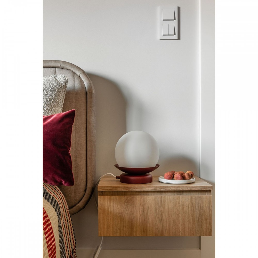 Lampe à poser Kuul base en métal avec diffuseur en boule de verre opale au design contemporain par Ummo Lighting Lampe à poser Kuul base en métal avec diffuseur en boule de verre opale au design contemporain par Ummo Lighting