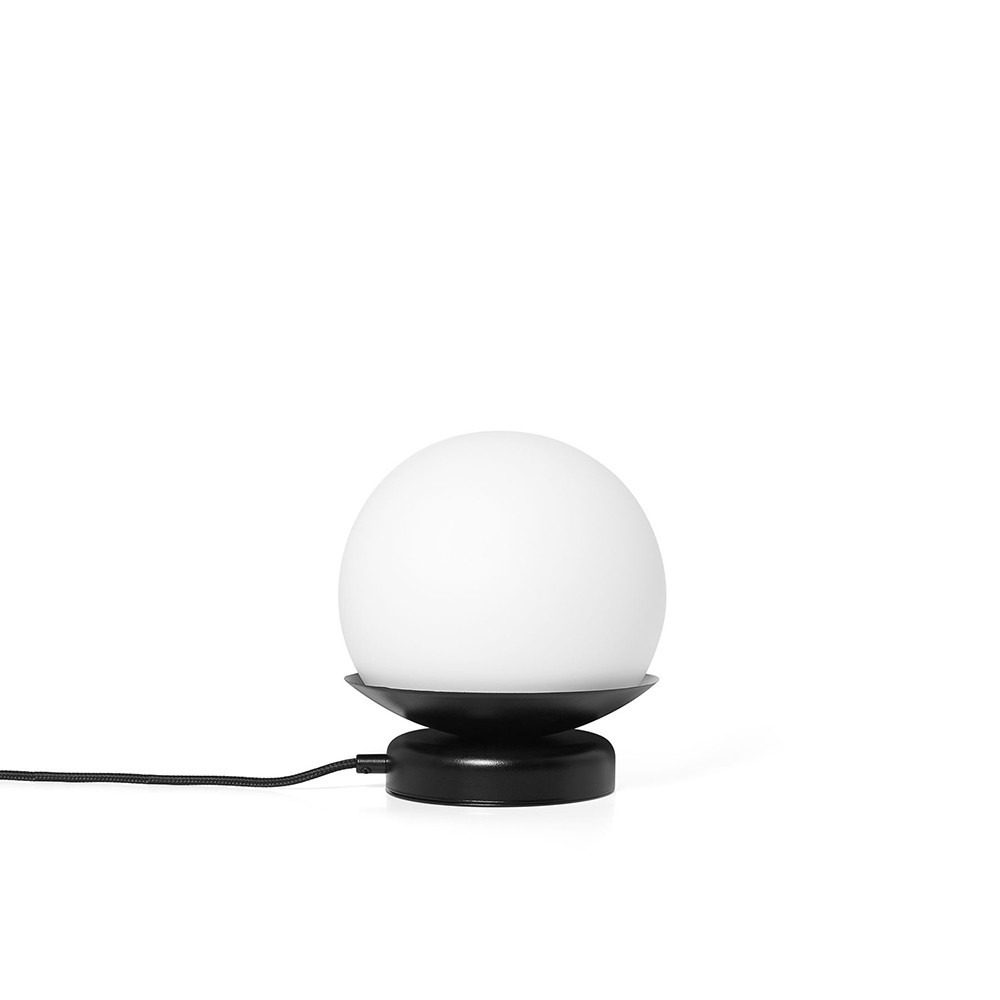 Lampe à poser Kuul base en métal avec diffuseur en boule de verre opale au design contemporain par Ummo Lighting
