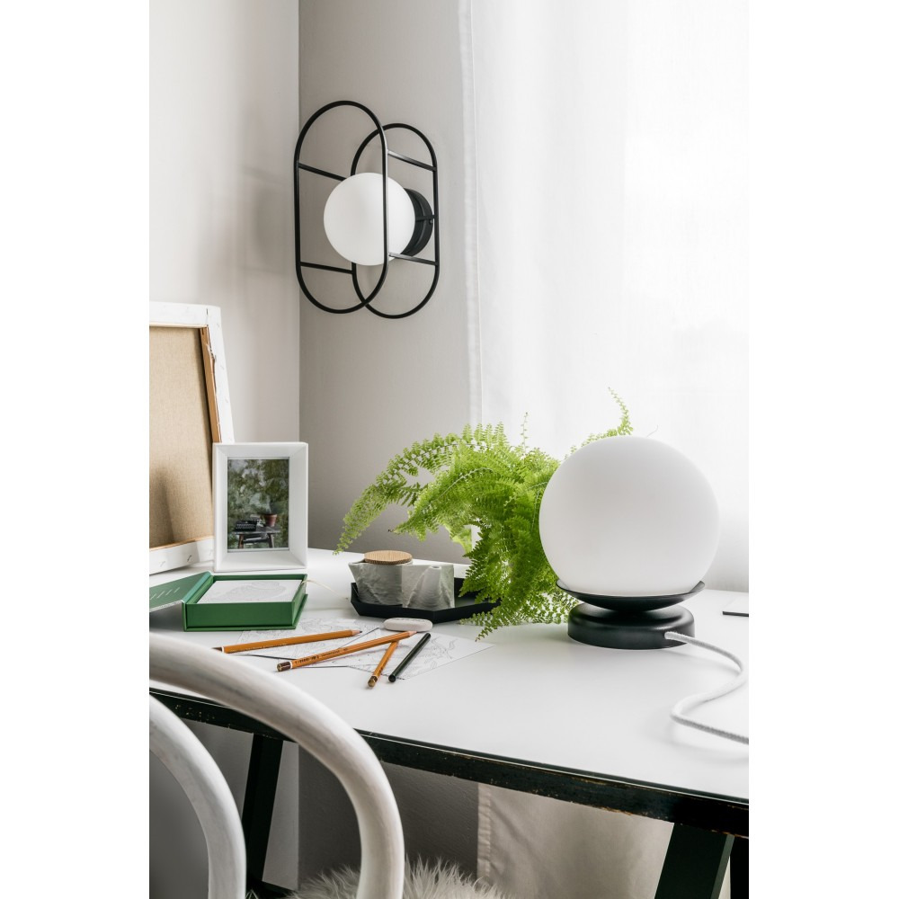 Lampe à poser Kuul base en métal avec diffuseur en boule de verre opale au design contemporain par Ummo Lighting Lampe à poser Kuul base en métal avec diffuseur en boule de verre opale au design contemporain par Ummo Lighting