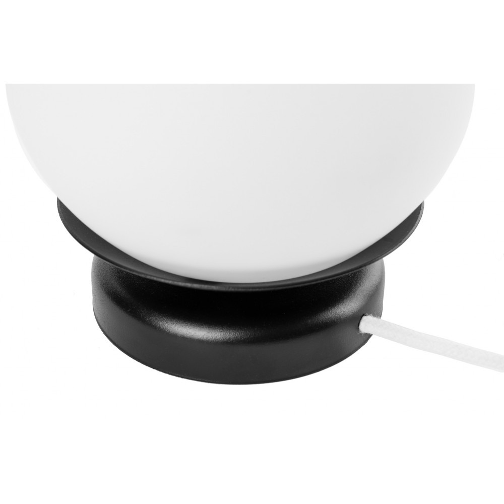 Lampe à poser Kuul base en métal avec diffuseur en boule de verre opale au design contemporain par Ummo Lighting