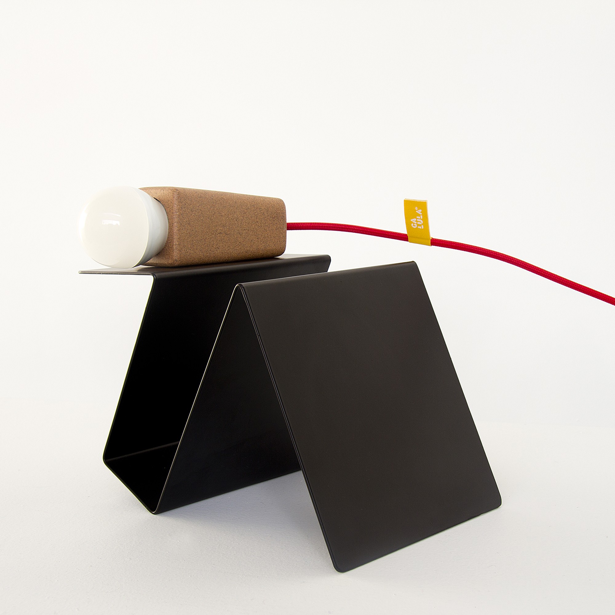 Lampe à poser aimantée Glint V2 noir en liège et métal par Filipa Mendes & Gustavo Macedo Lampe à poser aimantée Glint V2 noir en liège et métal par Filipa Mendes & Gustavo Macedo