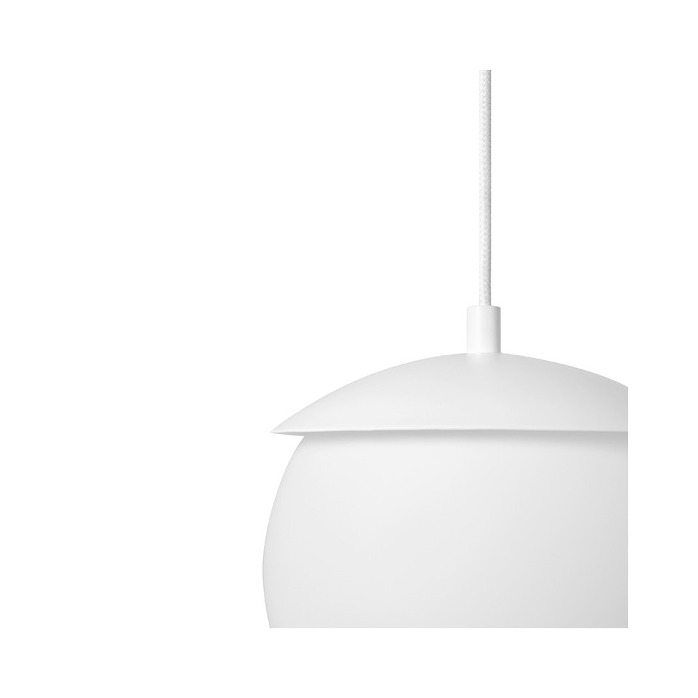 Suspension Kuul Simple base en métal avec diffuseur en boule de verre opale au design contemporain par Ummo Lighting Suspension Kuul Simple base en métal avec diffuseur en boule de verre opale au design contemporain par Ummo Lighting