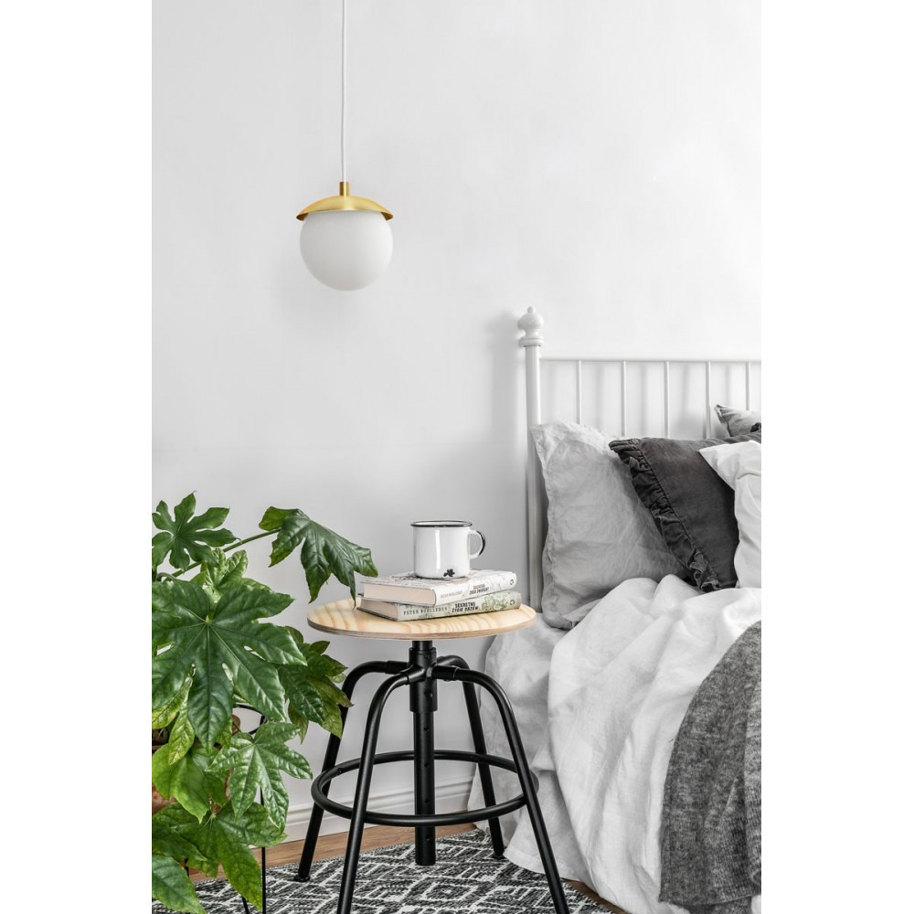 Suspension Kuul Simple base en métal avec diffuseur en boule de verre opale au design contemporain par Ummo Lighting Suspension Kuul Simple base en métal avec diffuseur en boule de verre opale au design contemporain par Ummo Lighting