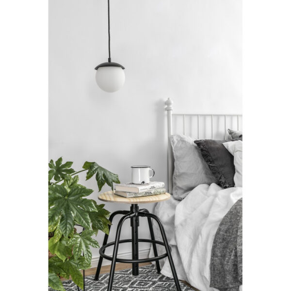 Suspension Kuul Simple base en métal avec diffuseur en boule de verre opale au design contemporain par Ummo Lighting