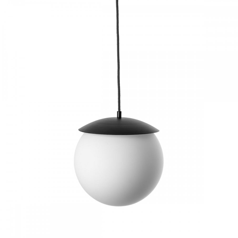 Suspension Kuul Simple base en métal avec diffuseur en boule de verre opale au design contemporain par Ummo Lighting Suspension Kuul Simple base en métal avec diffuseur en boule de verre opale au design contemporain par Ummo Lighting