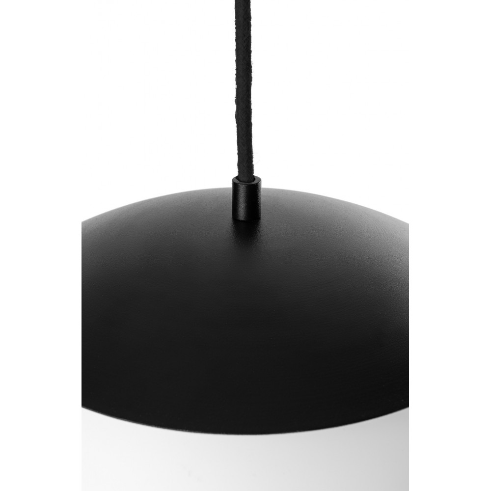 Suspension Kuul Simple base en métal avec diffuseur en boule de verre opale au design contemporain par Ummo Lighting Suspension Kuul Simple base en métal avec diffuseur en boule de verre opale au design contemporain par Ummo Lighting