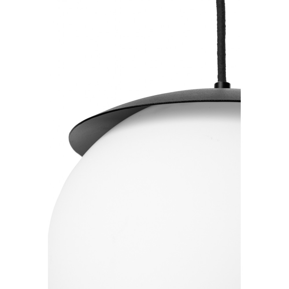 Suspension Kuul Simple base en métal avec diffuseur en boule de verre opale au design contemporain par Ummo Lighting Suspension Kuul Simple base en métal avec diffuseur en boule de verre opale au design contemporain par Ummo Lighting