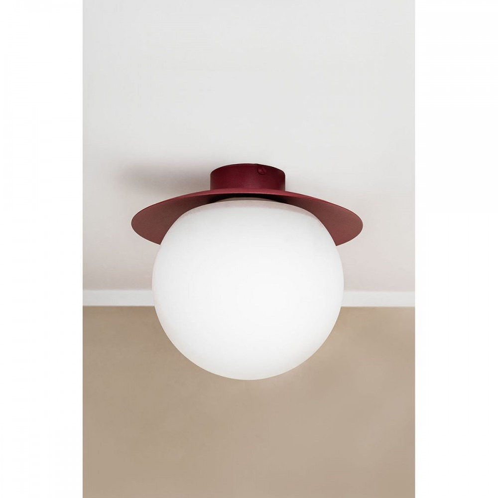 Plafonnier Kuul base en métal avec abat-jour en boule de verre opale au design contemporain par Ummo Lighting Plafonnier Kuul base en métal avec abat-jour en boule de verre opale au design contemporain par Ummo Lighting