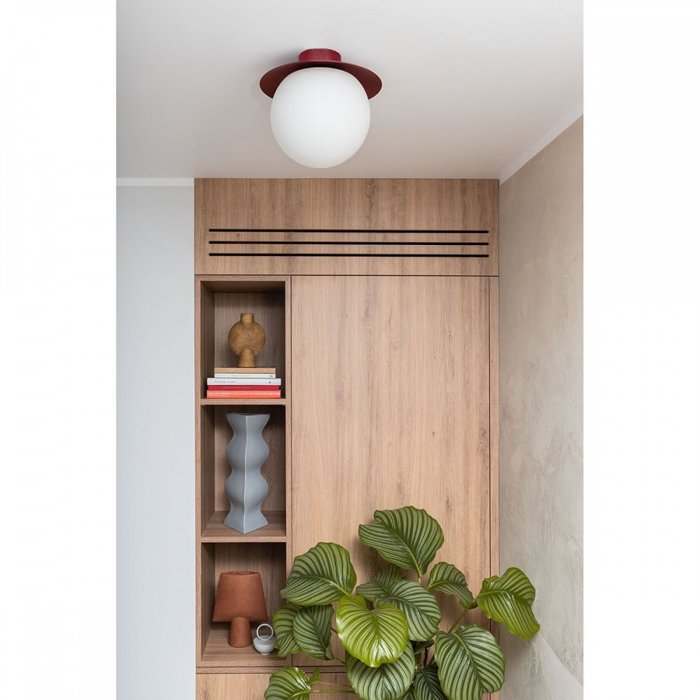 Plafonnier Kuul base en métal avec abat-jour en boule de verre opale au design contemporain par Ummo Lighting Plafonnier Kuul base en métal avec abat-jour en boule de verre opale au design contemporain par Ummo Lighting