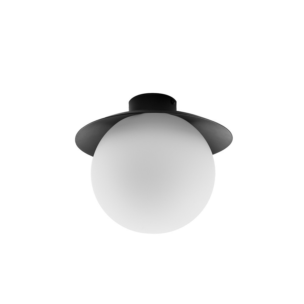 Plafonnier Kuul base en métal avec abat-jour en boule de verre opale au design contemporain par Ummo Lighting