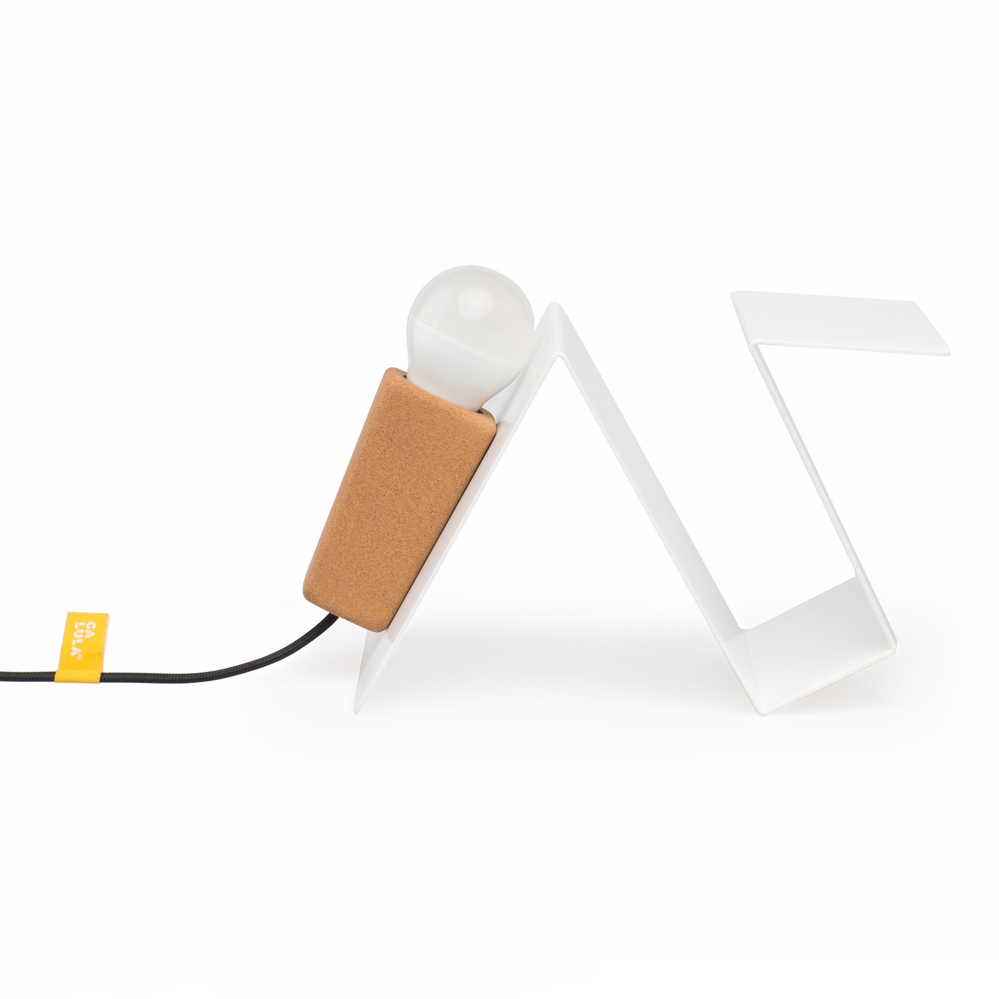 Lampe à poser aimantée Glint V2 blanc en liège et métal par Filipa Mendes & Gustavo Macedo Lampe à poser aimantée Glint V2 blanc en liège et métal par Filipa Mendes & Gustavo Macedo