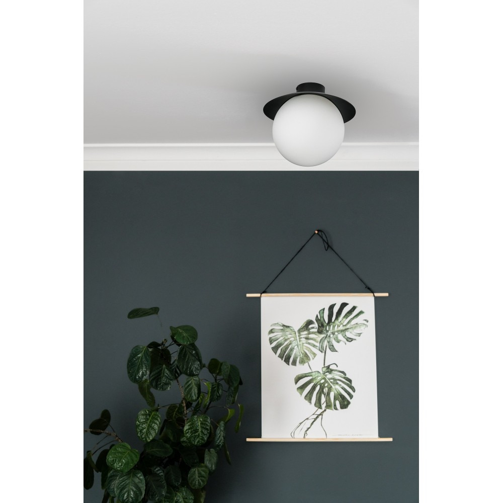 Plafonnier Kuul base en métal avec abat-jour en boule de verre opale au design contemporain par Ummo Lighting Plafonnier Kuul base en métal avec abat-jour en boule de verre opale au design contemporain par Ummo Lighting