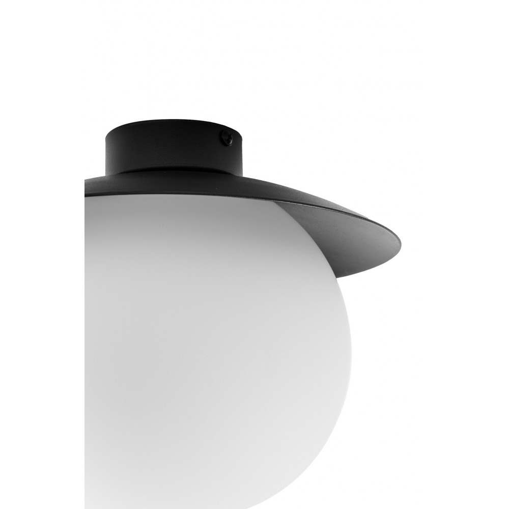 Plafonnier Kuul base en métal avec abat-jour en boule de verre opale au design contemporain par Ummo Lighting