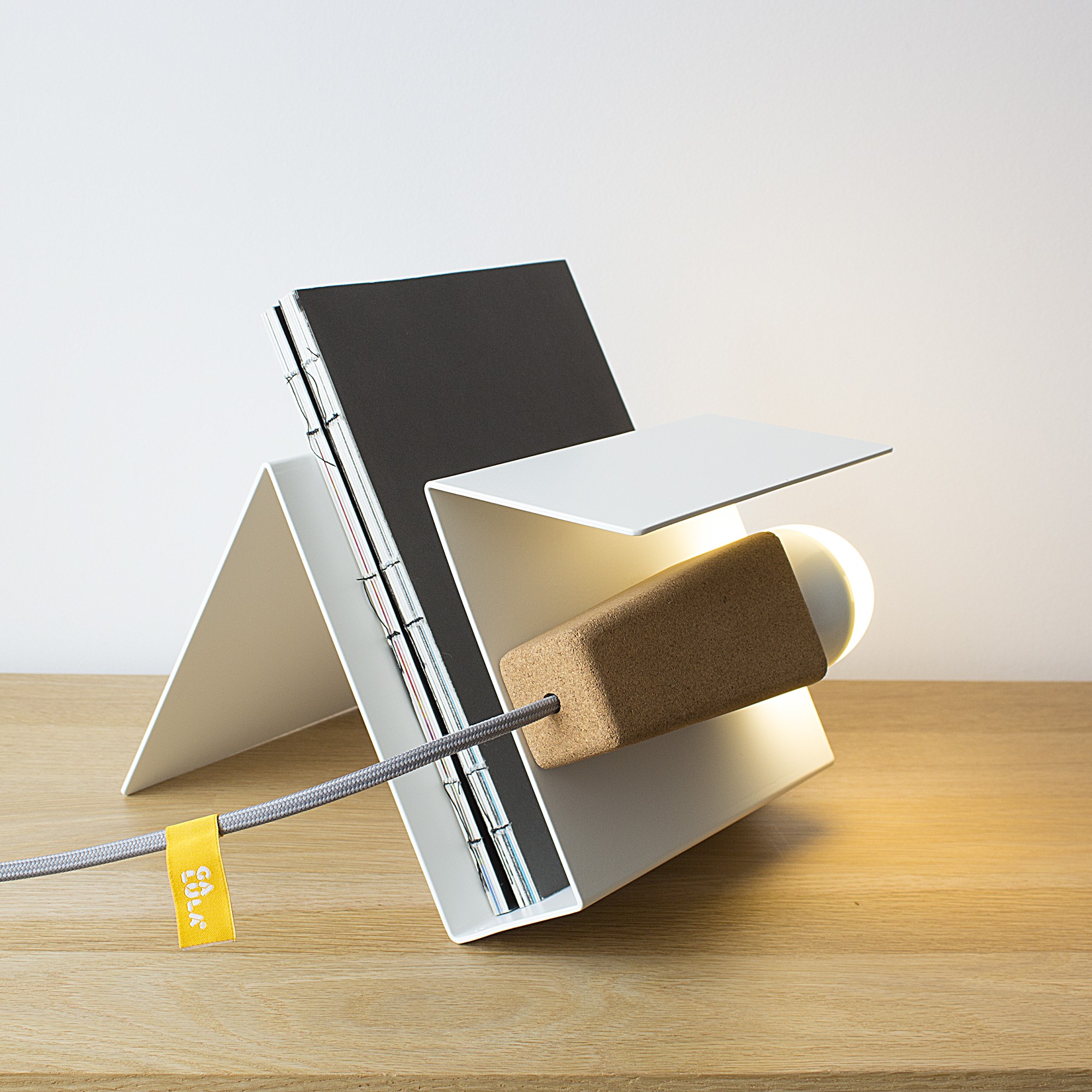 Lampe à poser aimantée Glint V2 blanc en liège et métal par Filipa Mendes & Gustavo Macedo Lampe à poser aimantée Glint V2 blanc en liège et métal par Filipa Mendes & Gustavo Macedo