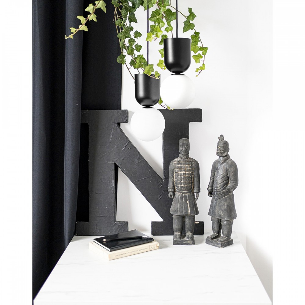 Suspension Luoti base en métal avec long câble réglable au design contemporain par Ummo Lighting