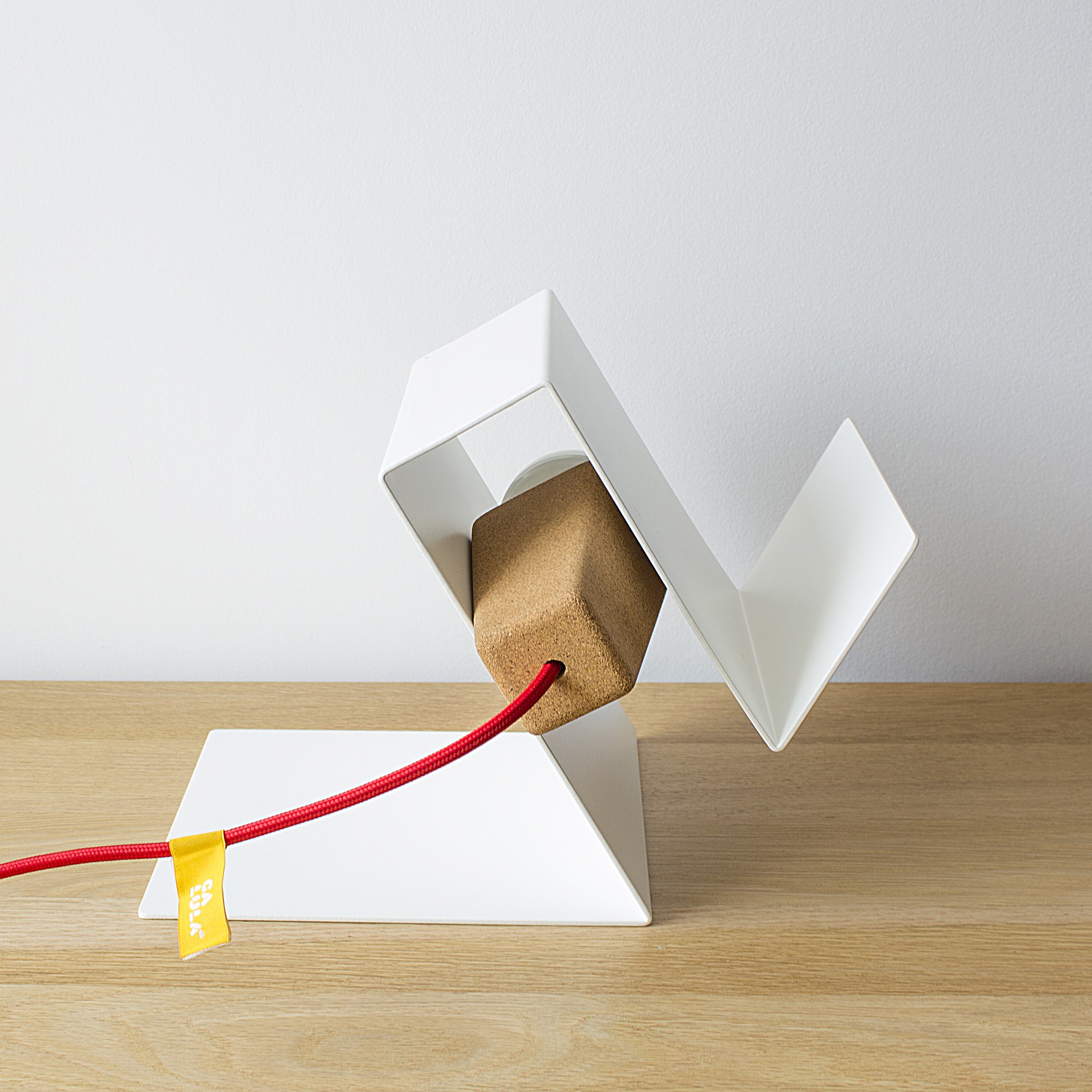Lampe à poser aimantée Glint V2 blanc en liège et métal par Filipa Mendes & Gustavo Macedo Lampe à poser aimantée Glint V2 blanc en liège et métal par Filipa Mendes & Gustavo Macedo