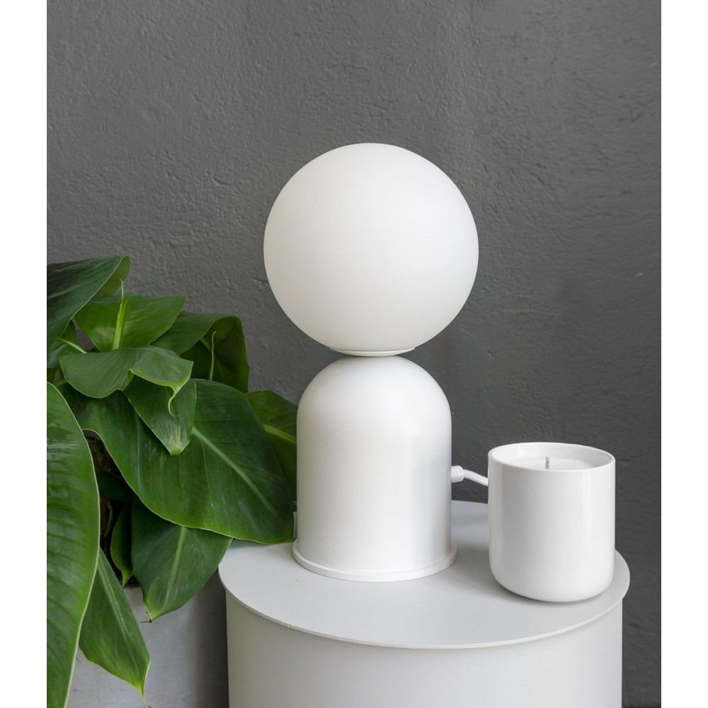 Lampe à poser Luoti base en métal avec diffuseur en boule de verre au design contemporain par Ummo Lighting Lampe à poser Luoti base en métal avec diffuseur en boule de verre au design contemporain par Ummo Lighting