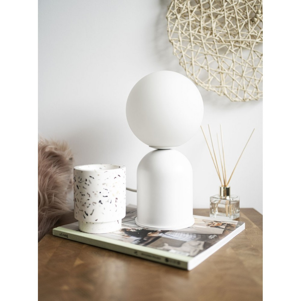 Lampe à poser Luoti base en métal avec diffuseur en boule de verre au design contemporain par Ummo Lighting Lampe à poser Luoti base en métal avec diffuseur en boule de verre au design contemporain par Ummo Lighting